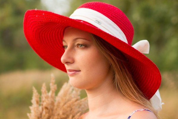 Девушка в шляпке