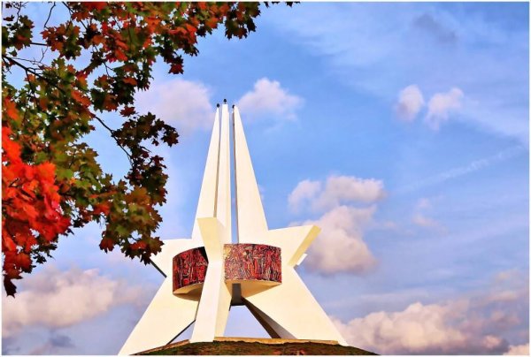 Курган бессмертия Брянск осенью