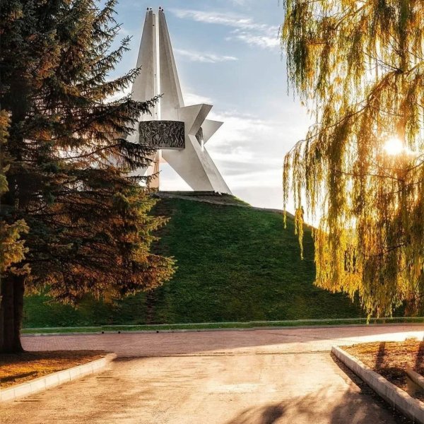 Курган бессмертия Брянск осенью