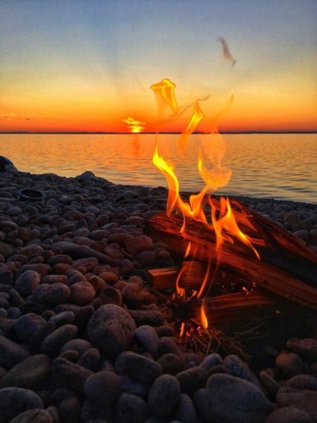 Костер на берегу моря