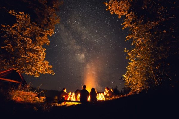Костер на берегу реки