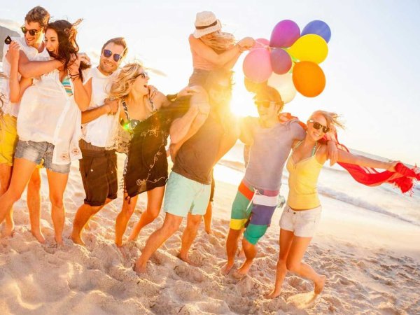 Компания друзей на пляже