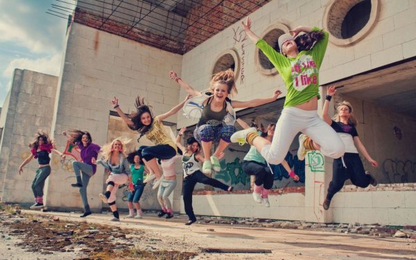 Молодежь танцует