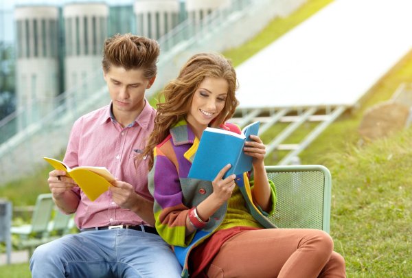 Молодые люди с книгами