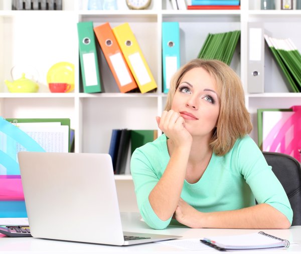 Задумчивая девушка в офисе