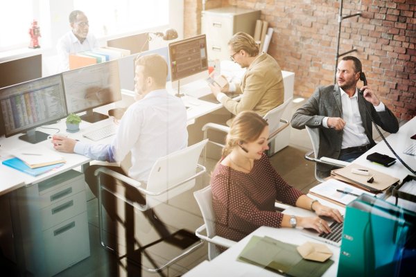 Люди в офисе за столом вид сверху