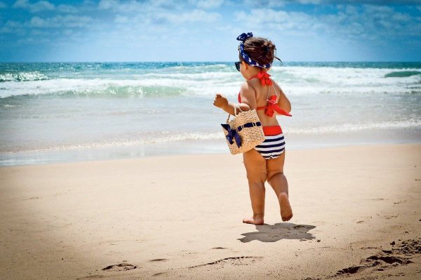 Красивые дети на море