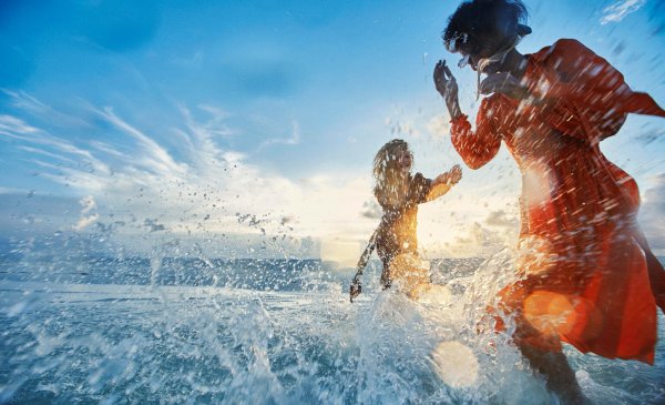 Люди брызгаются в воде