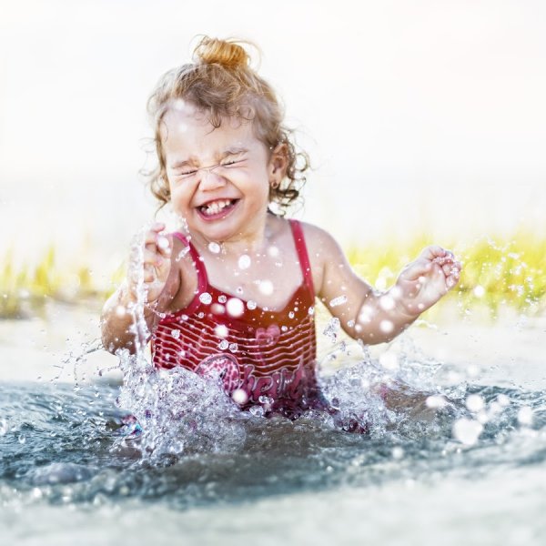 Дети бассейн лето