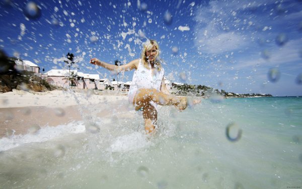 Девушка в брызгах моря