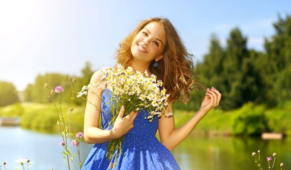 Счастливая женщина с цветами