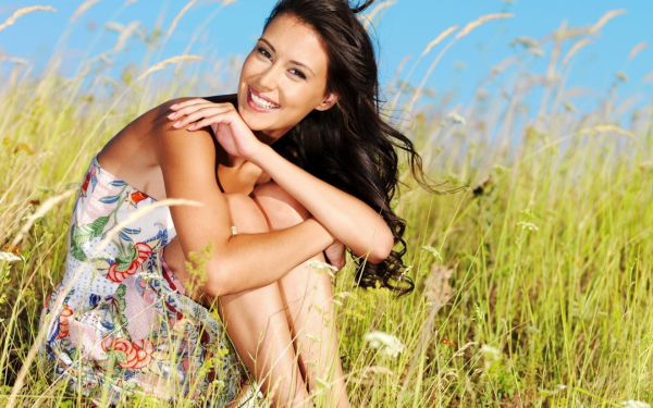 Девушка с желтыми цветами