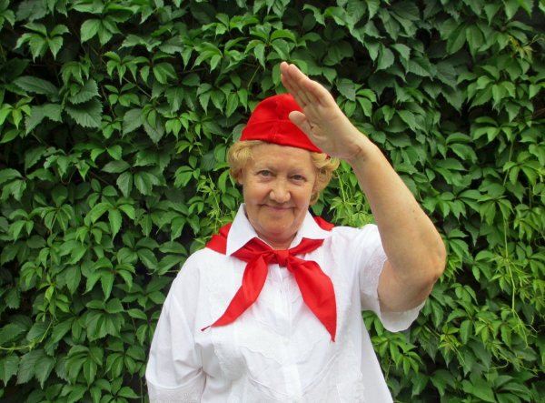 Володя лето в Пионерском галстуке