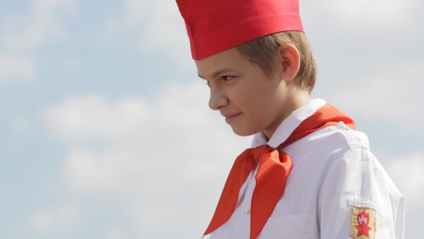 Володя лето в Пионерском галстуке