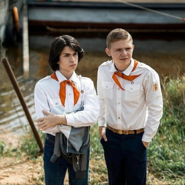 Пионерский галстук и значок