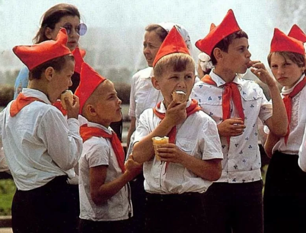 Лаосские пионеры