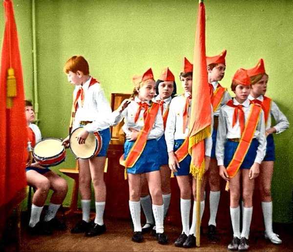 Пионерка с барабаном