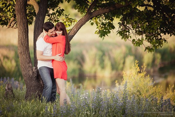 Влюбленные летом на природе