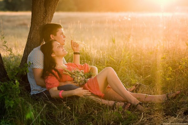 Влюбленная пара на природе