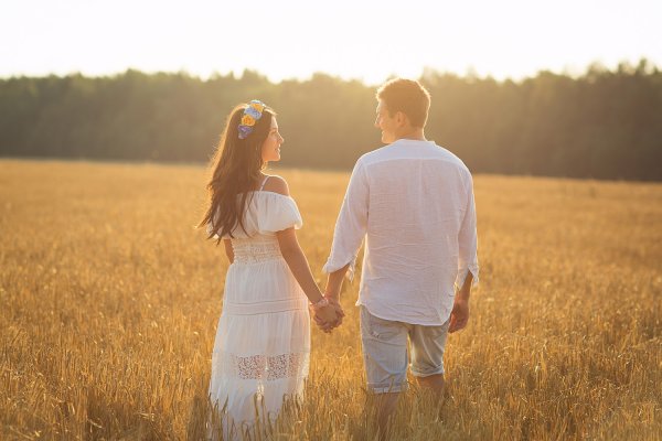 Фотосессия лав стори в поле