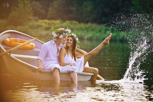 Мужчина и женщина в лодке