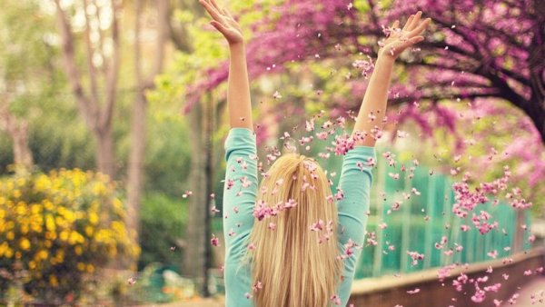 Весна девушка со спины