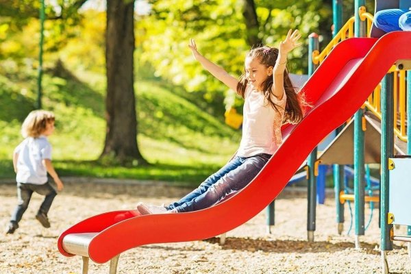 Дети на детской площадке