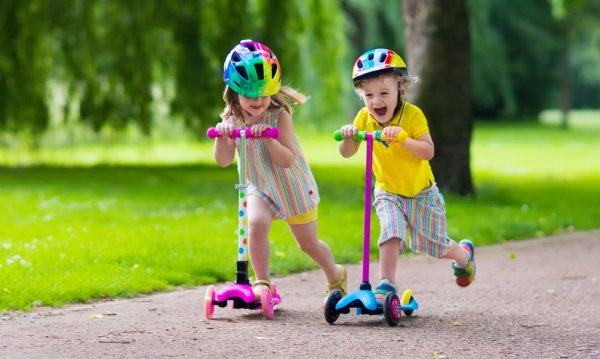 Ребенок на самокате