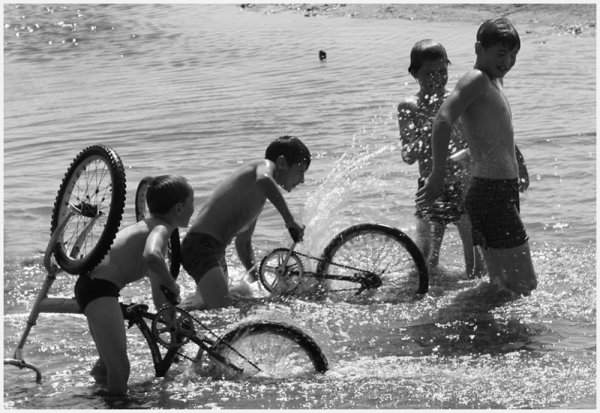 Советские мальчишки на велосипеде