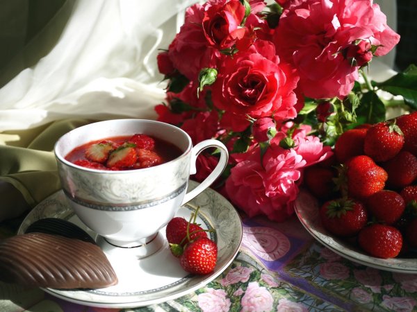Чашка чая с клубникой