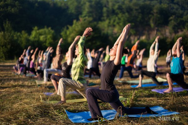 Занятия йогой на природе