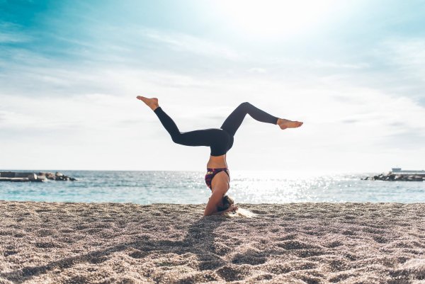 Шпагат на берегу моря