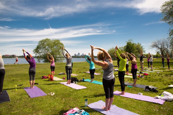Занятия йогой на улице