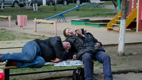 Пьяные валяются на природе