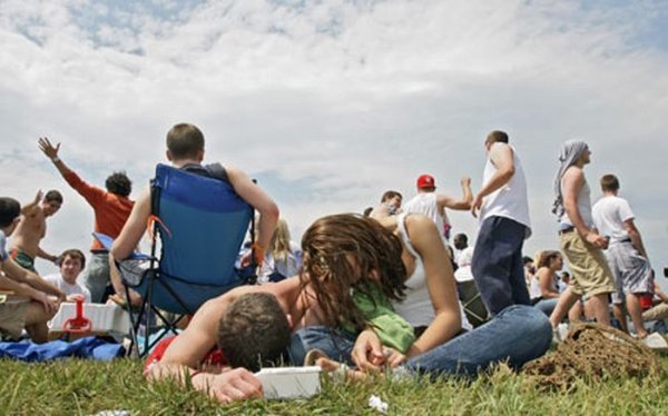 Веселая пьянка на природе