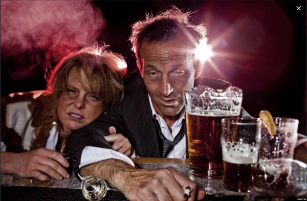 Мужик с пивом на море