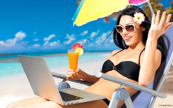 Девушка с ноутбуком на пляже