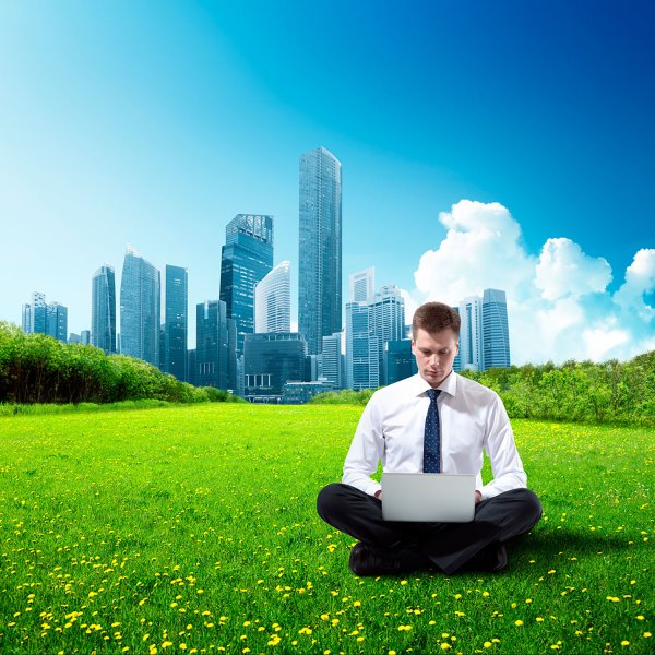 Бизнесмен на фоне природы