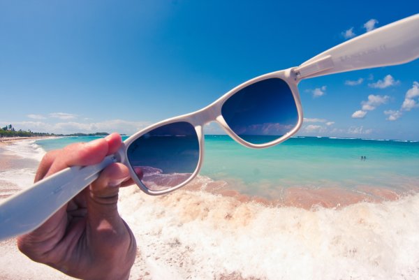 Солнцезащитные очки на пляже