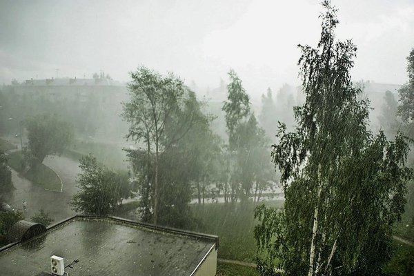 Штормовой ветер в городе