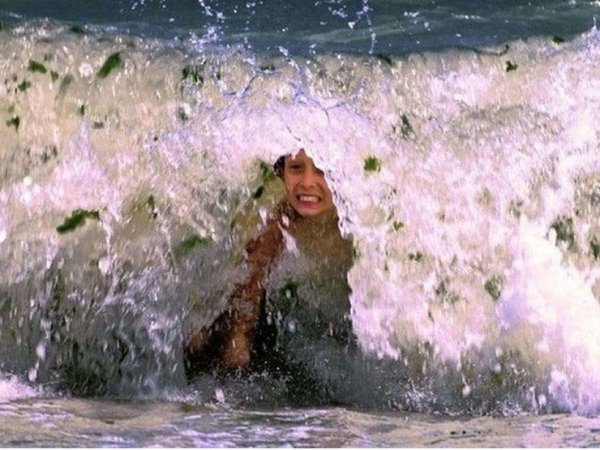 Девушку накрывает волной