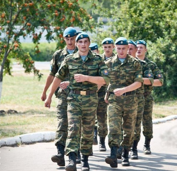Русский солдат стреляет