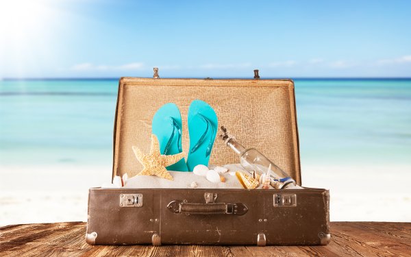 Чемодан на пляже