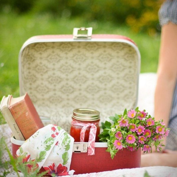 Пакует чемоданы лето жару