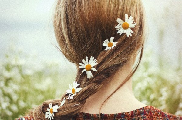 Девушка с ромашками в волосах