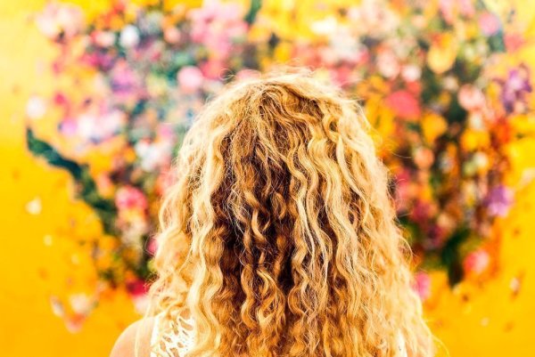 Кудрявая девушка со спины