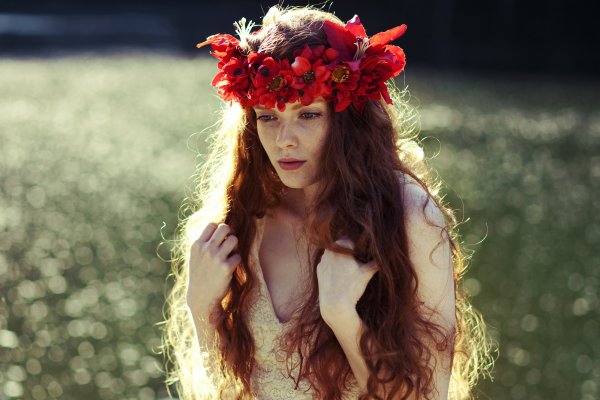 Девушка в венке