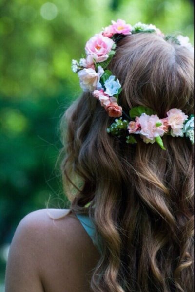 Девушка с венком в волосах