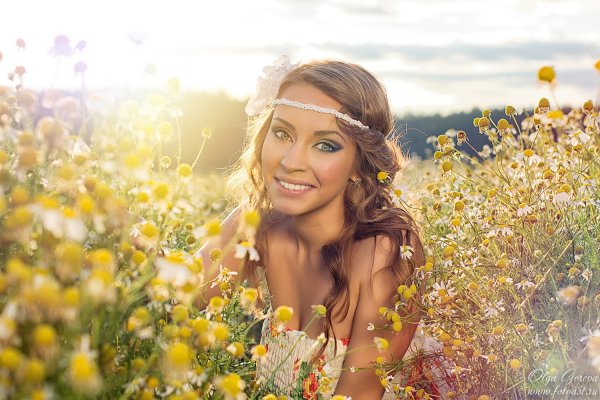 Девушка в ромашковом поле