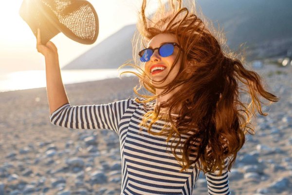 Рыжая женщина со спины